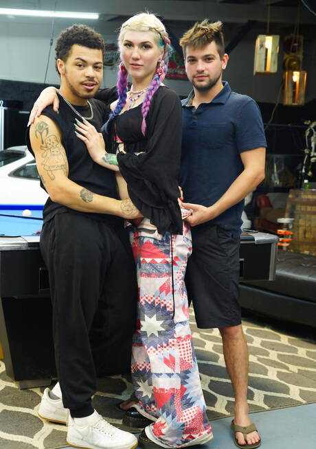 Due giovani ragazzi - Johnny e Malakai - si scopano una trans bionda e si scopano a vicenda in garage