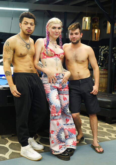 Due giovani ragazzi - Johnny e Malakai - si scopano una trans bionda e si scopano a vicenda in garage