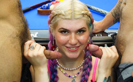 Due giovani ragazzi - Johnny e Malakai - si scopano una trans bionda e si scopano a vicenda in garage