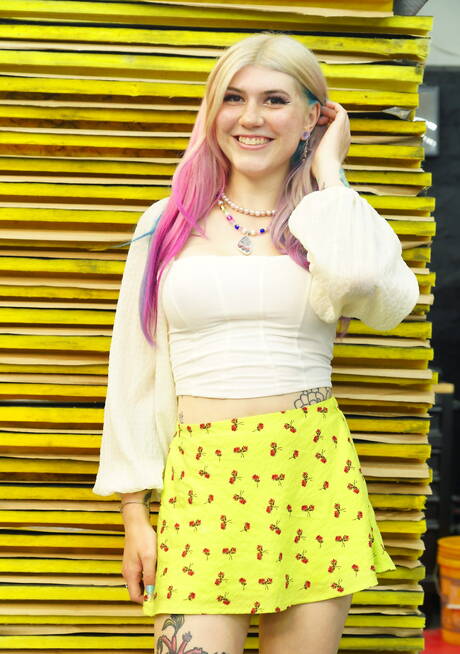 Johnny Rapid se folla a la rubia Little Trap en la mesa de billar