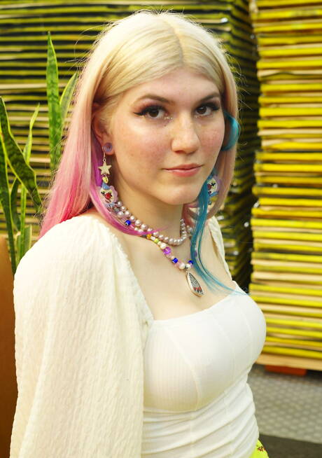 Johnny Rapid se folla a la rubia Little Trap en la mesa de billar