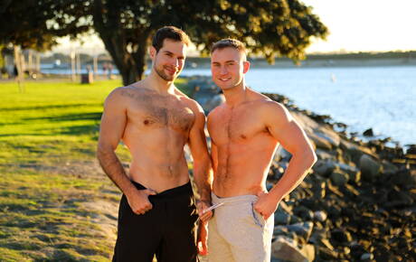 Amerykański ogier David Skylar i Daniel Evans mają gorącą scenę w basenie