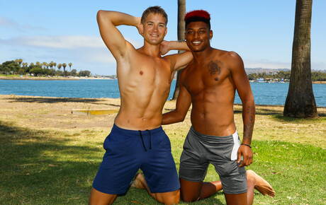 Die amerikanischen Pornostars Superhengst Brandon Anderson und Hunk Ty Santana in Schwarz auf Weiß lieben sich im Pool