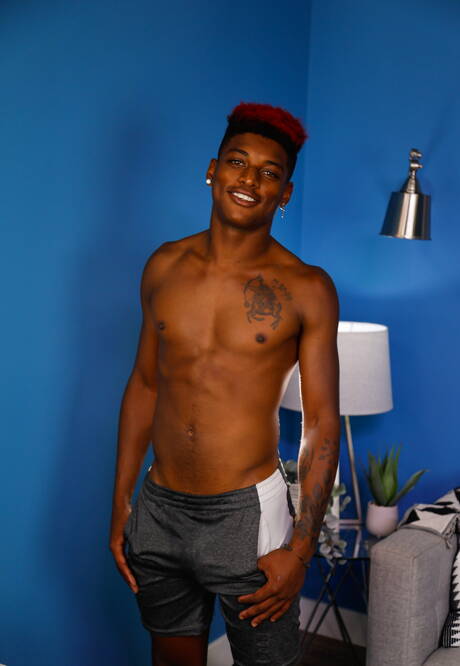 Amerykańskie gwiazdy porno, superstudent Brandon Anderson i przystojniak Ty Santana w czarno-białych ubraniach kochają się w basenie