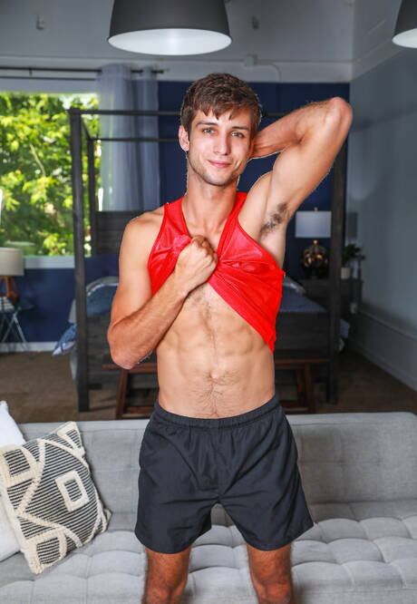 Der nette, kräftige Amerikaner Carter Woods und der harte Kerl Elliot Finn lutschen und vögeln sich gegenseitig