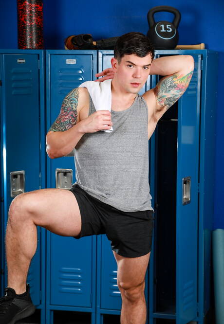 Les sympathiques copains américains Dakota Payne et Trevor Brooks se livrent à une sodomie intense