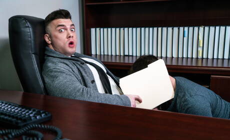 Der britische harte Kerl Michael Boston und der amerikanische Bulle Collin Simpson haben sich gegenseitig geknallt