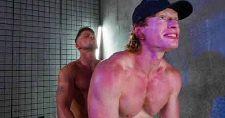 Zwei amerikanische Jungs, der Superhengst Roman Todd und der muskulöse Kyle Connors, ficken sich in den Arsch, nachdem sie einen Schwanz gelutscht haben