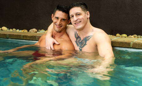 2人のアメリカ人のイケメン、ジャックス・ティリオとたくましい体格のダルトン・ライリーがプールで熱いカップルセックスをする