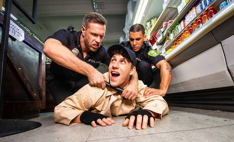 Mili amerykańscy faceci, dobrze zbudowani Paul Canon i przystojny Alex Mecum ruchają się w dupę po obciąganie