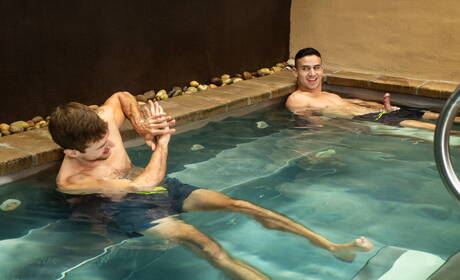 Men: Due ragazzi americani, il bellissimo ragazzo Vinny Blackwood e il robusto ragazzo David Skylar, si scopano il culo dopo aver fatto un pompino in piscina