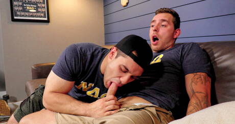 Americanos gostosos, o musculoso Carter Woods e o garanhão peludo Andrew Miller em uma cena homossexual quente