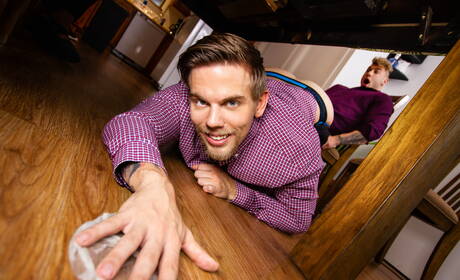 Le beau gosse canadien William Seed et le dur à cuire américain Steve Rickz dans une sodomie torride dans la cuisine