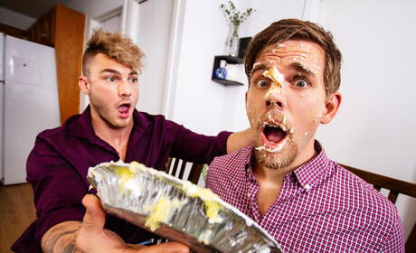 Le beau gosse canadien William Seed et le dur à cuire américain Steve Rickz dans une sodomie torride dans la cuisine