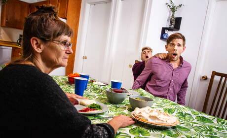 Le beau gosse canadien William Seed et le dur à cuire américain Steve Rickz dans une sodomie torride dans la cuisine