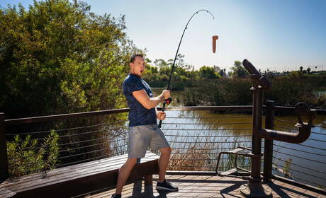 Der amerikanische Muskelprotz Pierce Paris und der britische stämmige Michael Boston vögeln draußen einen Arsch