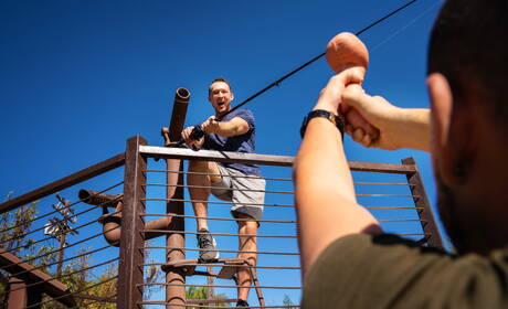 Der amerikanische Muskelprotz Pierce Paris und der britische stämmige Michael Boston vögeln draußen einen Arsch