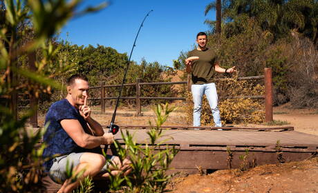 Der amerikanische Muskelprotz Pierce Paris und der britische stämmige Michael Boston vögeln draußen einen Arsch