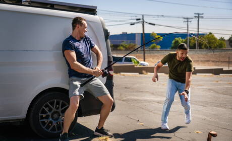 Der amerikanische Muskelprotz Pierce Paris und der britische stämmige Michael Boston vögeln draußen einen Arsch