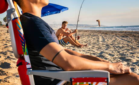 I bei ragazzi americani JJ Knight e Nic Sahara, entrambi ben fatti, fanno sesso anale in spiaggia