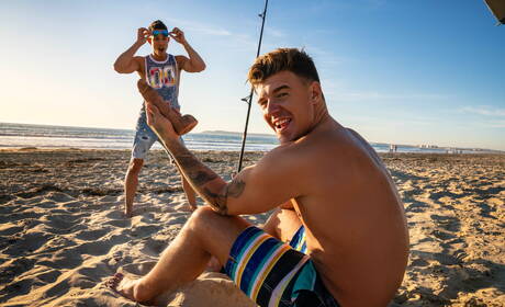 I bei ragazzi americani JJ Knight e Nic Sahara, entrambi ben fatti, fanno sesso anale in spiaggia