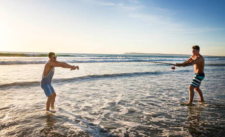 I bei ragazzi americani JJ Knight e Nic Sahara, entrambi ben fatti, fanno sesso anale in spiaggia