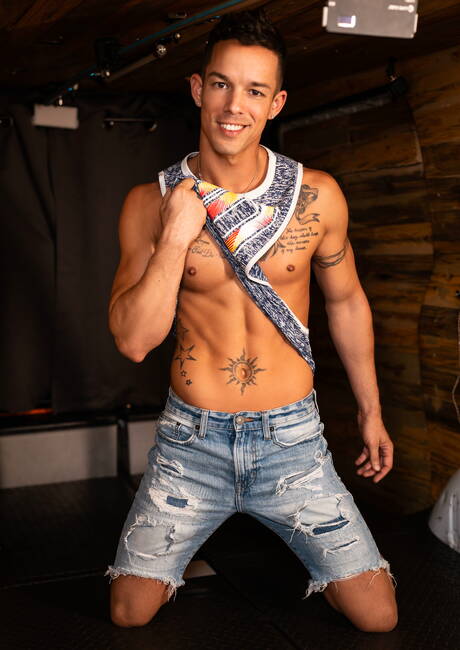 I bei ragazzi americani JJ Knight e Nic Sahara, entrambi ben fatti, fanno sesso anale in spiaggia