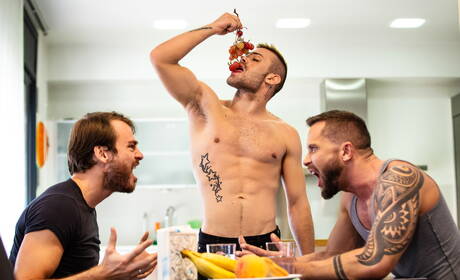 Der amerikanische Otter Max Adonis und der attraktive Ricky Blue haben guten Sex in der Küche