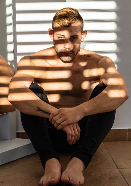 Der amerikanische Otter Max Adonis und der attraktive Ricky Blue haben guten Sex in der Küche