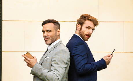 Canadese gespierde Manuel Skye en Engelse harige hengst Gabriel Phoenix neuken kont na het zuigen van een lul