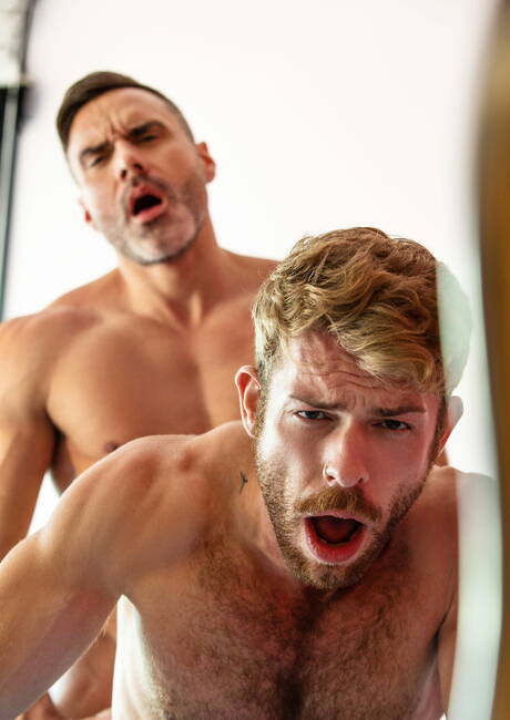 Canadese gespierde Manuel Skye en Engelse harige hengst Gabriel Phoenix neuken kont na het zuigen van een lul