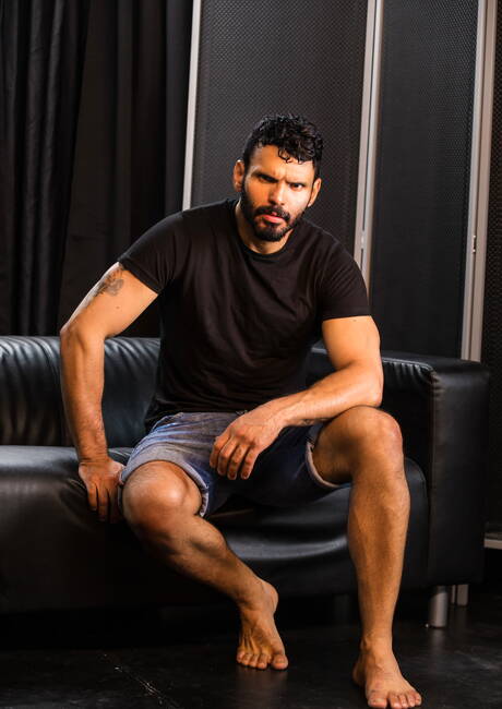 La lontra latina Jean Franko e il robusto australiano Leander hanno una scena di coppia bollente