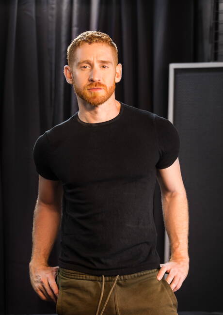 拉丁水獺 Jean Franko 和澳洲身材魁梧的 Leander 上演了一場火熱的情侶戲