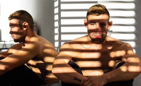 Men: Der norwegische Schönling Tyler Berg und der Muskelprotz Ricky Blue haben Analsex unter der Dusche