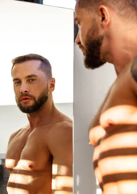 Der norwegische Schönling Tyler Berg und der Muskelprotz Ricky Blue haben Analsex unter der Dusche