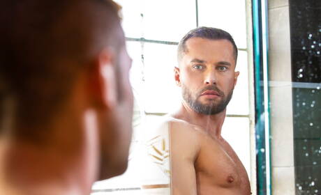 Der norwegische Schönling Tyler Berg und der Muskelprotz Ricky Blue haben Analsex unter der Dusche