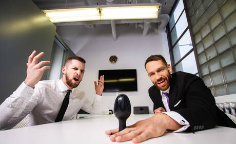 Alex Mecum 和他的老闆 Markus Kage 在不同的地方與辦公室職員 Kit Cohen 發生性關係