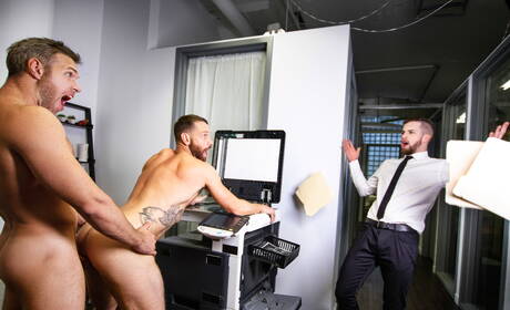 Alex Mecum 和他的老闆 Markus Kage 在不同的地方與辦公室職員 Kit Cohen 發生性關係