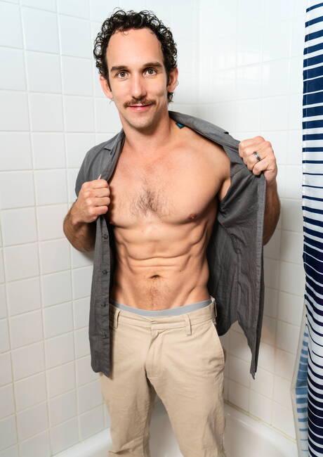 素敵なアメリカ人の男の子のホットなトゥインクダニエル・ハウサーと筋肉質のグレッグ・マッケオンがバスルームで熱いアナルセックスをする