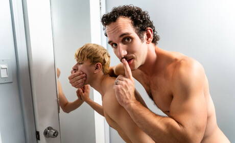 素敵なアメリカ人の男の子のホットなトゥインクダニエル・ハウサーと筋肉質のグレッグ・マッケオンがバスルームで熱いアナルセックスをする