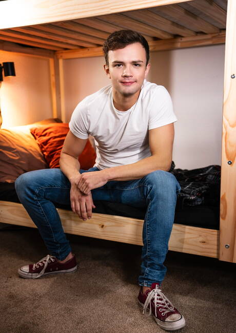 淫蕩的夥伴 Myles Landon、Logan Cross 和 Daniel Hausser 進行熱辣三人肛交