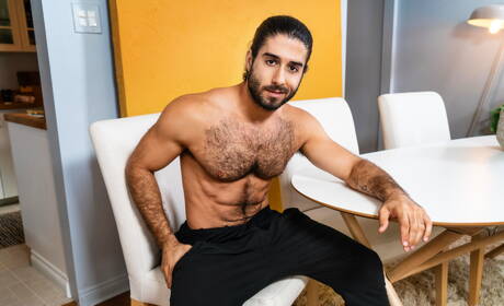 Le costaud latino Diego Sans et le beau gosse américain Calvin Banks se sucent et se baisent mutuellement