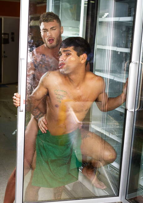 El canadiense William Seed, bien formado, y el semental peludo estadounidense Ty Mitchell en una acción de sexo anal caliente