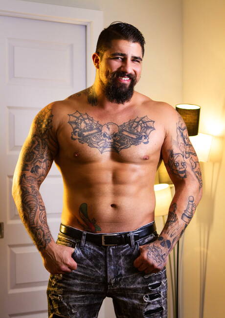 Canadian bull Ryan Bones and american pretty boy Theo Brady fuck ass after sucking cock