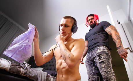 Canadian bull Ryan Bones and american pretty boy Theo Brady fuck ass after sucking cock