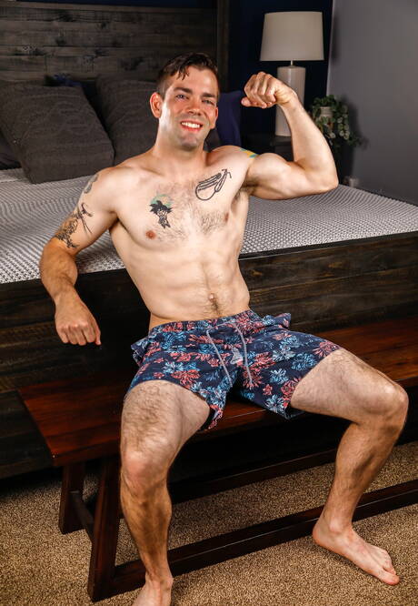 Der nette amerikanische Kerl, der haarige Hengst Julian Brady und der Muskelprotz Brandon Anderson haben heißen Sex