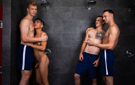 Beroemde Amerikanen, jonge Andy Taylor en jonge Dacotah Red in harde anale seks onder hete douche