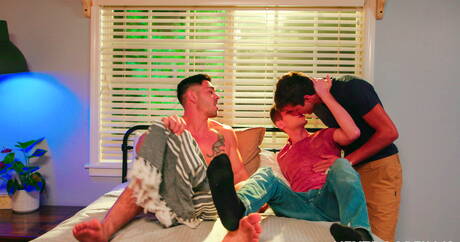 Die sexy Kumpels Elliot Finn, Trevor Harris und Nico Coopa bei einem heißen Dreier-Arschfick