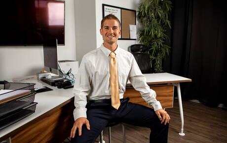 Dois garotos americanos bem constituídos, Brandon Anderson e o robusto Jax Thirio, em uma foda anal gostosa