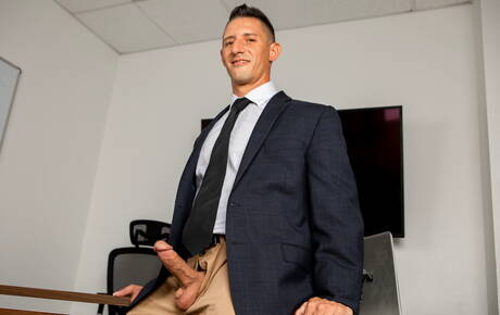 Dois garotos americanos bem constituídos, Brandon Anderson e o robusto Jax Thirio, em uma foda anal gostosa